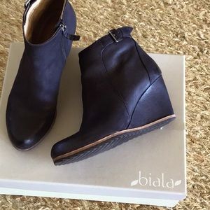 Bialy wedge bootie